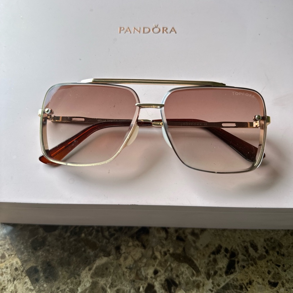 NWOT STUNNING Bella Women's TOPFOXX Sunglasses